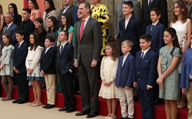 Don Felipe acompañado de los alumnos y profesores momentos previos a la fotografía de grupo