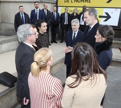 Sus Majestades los Reyes conversan con víctimas españolas