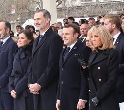 Sus Majestades los Reyes junto a las autoridades asistentes al homenaje