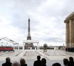Vista general de la Plaza del Trocadero durante el homenaje durante las palabras de Su Majestad