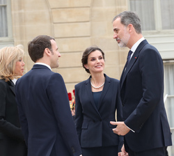 Sus Majestades los Reyes conversan con el Presidente de la República Francesa, Emmanuel Macron y Brigitte Macron