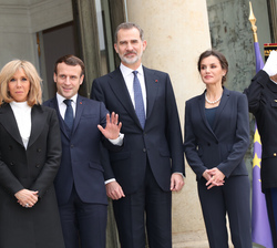 Sus Majestades los Reyes junto al Presidente de la República Francesa, Emmanuel Macron y Brigitte Macron