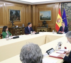 Don Felipe durante el desarrollo de la reunión