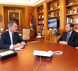 Su Majestad el Rey durante la reunión mantenida con el Ministro de Transportes, Movilidad y Agenda Urbana, José Luis Ábalos