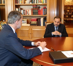 Su Majestad el Rey conversa con el Ministro de Transportes, Movilidad y Agenda Urbana, José Luis Ábalos, durante el encuentro que han mantenido en el 
