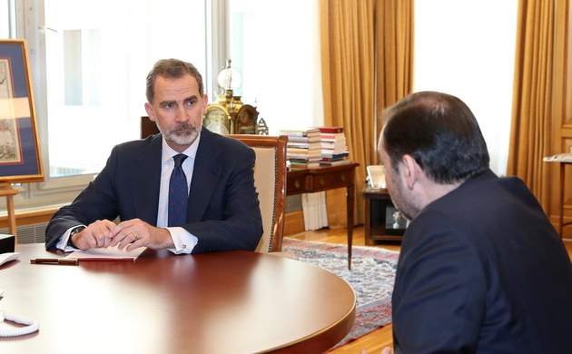 Don Felipe, atento a las explicaciones del Ministro de Transportes, Movilidad y Agenda Urbana, José Luis Ábalos