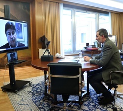 Su Majestad el Rey durante la video conferencia realizada con el presidente de la Federación Gallega de Cofradías de Pescadores, José Antonio Pérez Si