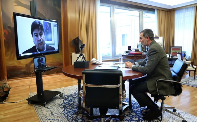 Su Majestad el Rey durante la video conferencia realizada con el presidente de la Federación Gallega de Cofradías de Pescadores, José Antonio Pérez Si