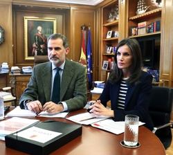 Sus Majestades los Reyes durante la video conferencia con el presidente de Mercadona, Juan Roig