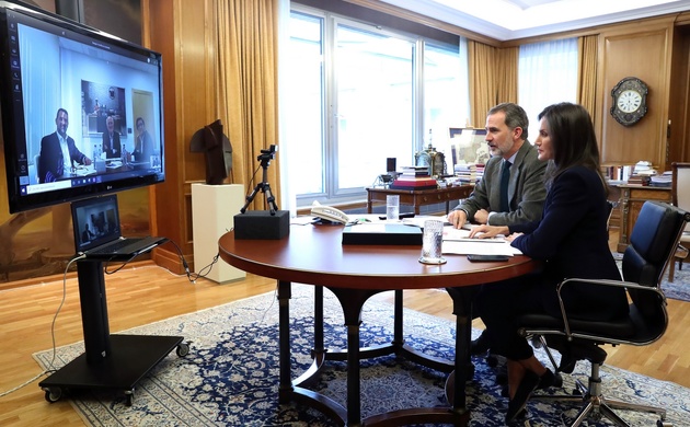 Don Felipe y Doña Letizia durante la video conferencia mantenida desde el Palacio de La Zarzuela con el presidente de Mercadona, Juan Roig