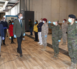 Su Majestad el Rey recibe el saludo de los representantes del personal militar 