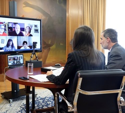 Don Felipe y Doña Letizia durante la videoconferencia mantenida con los responsables del Comité Español de Representantes de Personas con Discapacidad