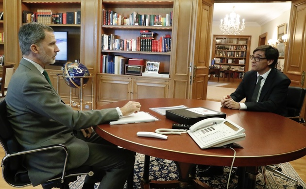 Su Majestad el Rey durante la audiencia al ministro de Sanidad, Salvador Illa Roca 