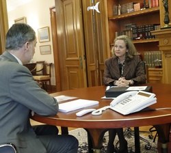 Don Felipe durante el desarrollo de la audiencia con la vicepresidenta tercera del Gobierno, Nadia Calviño Santamaría
