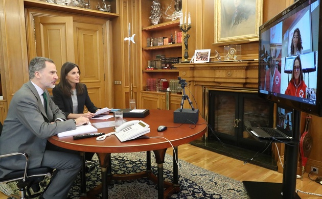 Don Felipe y Doña Letizia durante la videoconferencia con Curz Roja