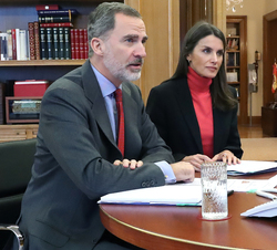 Don Felipe y Doña Letizia en la videoconferencia con pequeños y medianos comerciantes de la capital asturiana