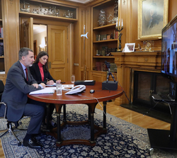 Sus Majestades los Reyes son informados por videoconferencia de la situación del comercio ovetense