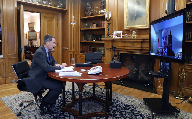 Su Majestad el Rey recibe los últimos datos de Javier Taberna, presidente de la Cámara de Comercio de Navarra