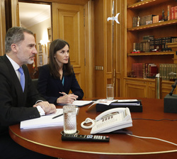 Sus Majestades los Reyes durante la videoconferencia con el equipo médico y científico del Hospital Clínico San Carlos de Madrid