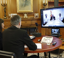 Sus Majestades los Reyes son informados por el equipo médico y científico del Hospital Clínico San Carlos de Madrid