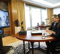Sus Majestades los Reyes conversan con el equipo médico y científico del Hospital Clínico San Carlos de Madrid