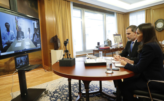 Sus Majestades los Reyes conversan con el equipo médico y científico del Hospital Clínico San Carlos de Madrid