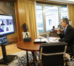 Su Majestad el Rey durante la videoconferencia con los responsables de la Fundación COTEC