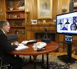 Su Majestad el Rey conversa durante la videoconferencia con los responsables de la Fundación COTEC