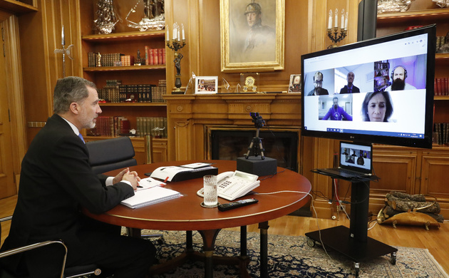 Su Majestad el Rey conversa durante la videoconferencia con los responsables de la Fundación COTEC