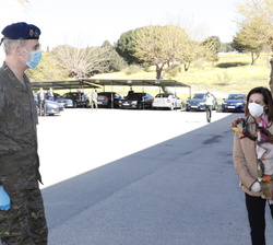 Su Majestad el Rey a su llegada al Mando de Operaciones, junto a la ministra de Defensa, Margarita Robles