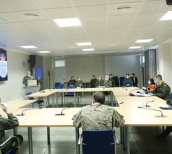 Su Majestad el Rey durante la intervención del comandante del Mando de Operaciones, teniente general Fernando López del Pozo
