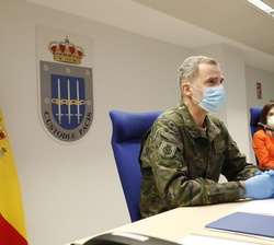 Su Majestad el Rey acompañado por la ministra de Defensa durante la videoconferencia con los diferentes mandos componentes de la Operación Balmis