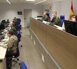 Su Majestad el Rey durante la videocenferencia mantenida con los diferentes mandos componentes de la Operación Balmis