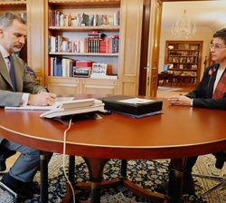 Su Majestad el Rey durante el despacho que mantuvo con la ministra de Asuntos Exteriores, Unión Europea y Cooperación, Arancha González Laya