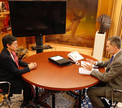 Su Majestad el Rey durante su despacho con la ministra de Asuntos Exteriores, Unión Europea y Cooperación, Arancha González Laya