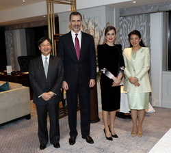 Sus Majestades los Reyes junto a Sus Majestades los Emperadores del Japón durante el Viaje Oficial del pasado 22 de octubre de 2019 para asistir a los