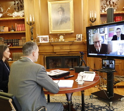 Don Felipe y Doña Letizia en el transcurso de la videoconferencia con Banco de Alimentos