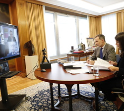 Sus Majestades los Reyes durante la conversación que mantuvieron con los responsables del Banco de Alimentos