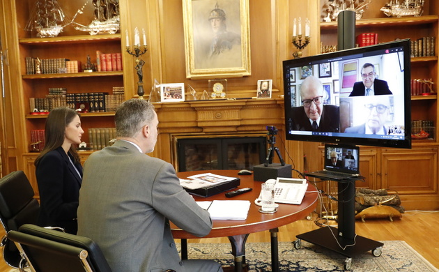 Don Felipe y Doña Letizia en el transcurso de la videoconferencia con Banco de Alimentos