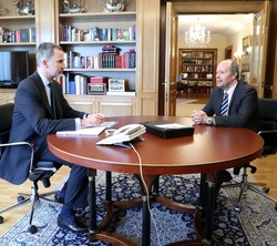 Su Majestad el Rey durante el despacho que mantuvo con el ministro de Justicia, Juan Carlos Campo Moreno