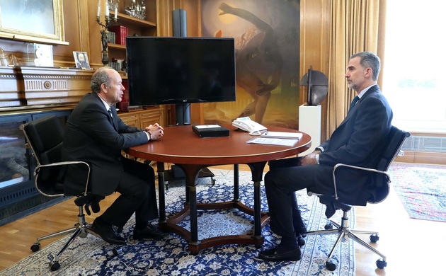 Su Majestad el Rey en su despacho con el ministro de Justicia, Juan Carlos Campo Moreno