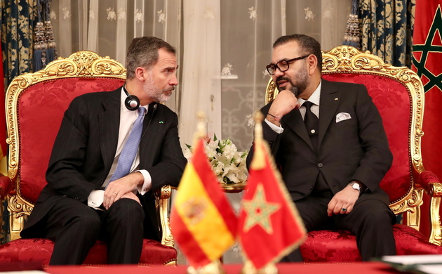 Fotografía de archivo. Don Felipe y el Rey de Marruecos conversan momentos antes de la firma de varios acuerdos bilaterales durante la Visita de Estad