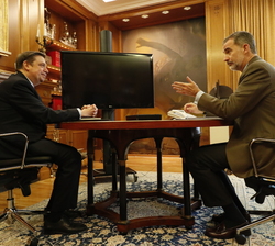 Su Majestad el Rey y Luis Planas, ministro de Agricultura, Alimentación y Pesca comentan detalles de la situación de emergencia sanitaria actual