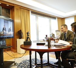 Los responsables de CORREOS participantes han explicado a Don Felipe y Doña Letizia las consecuencias y la adaptación en Correos en la pandemia