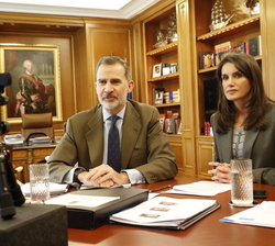 Don Felipe y Doña Letizia en el inicio de la videoconferencia con los responsables de RENFE