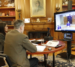 Sus Majestades los Reyes se interesan por las medidadas adoptadas por RENFE desde el inicio de la crisis sanitaria