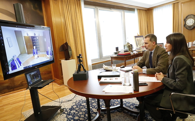Don Felipe y Doña Letizia son informados por los responsables de RENFE de los esfuerzos realizados para mantener este servicio público esencial