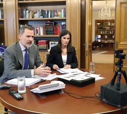 Sus Majestades los Reyes durante la videoconferencia con la Asociación Educativa Ítaca