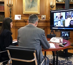 Don Felipe y Doña Letizia durante la videoconferencia