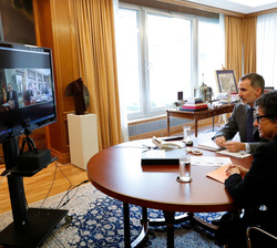 Su Majestad el Rey con la ministra de Asuntos Exteriores, Unión Europea y Cooperación, Arancha González Laya durante la videoconferencia